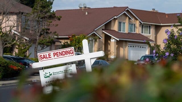 Pending US Home Sales Slide as Trade Deficit Widens