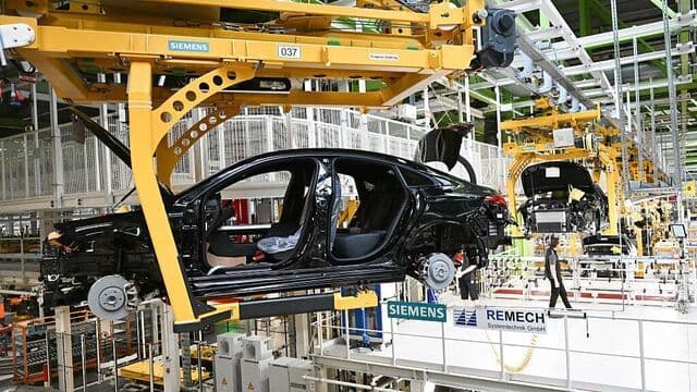 German Manufacturing Revival Boosts Euro-Zone Business Activity