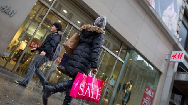 US Consumer Confidence Ticks Up on Stronger Job Prospects