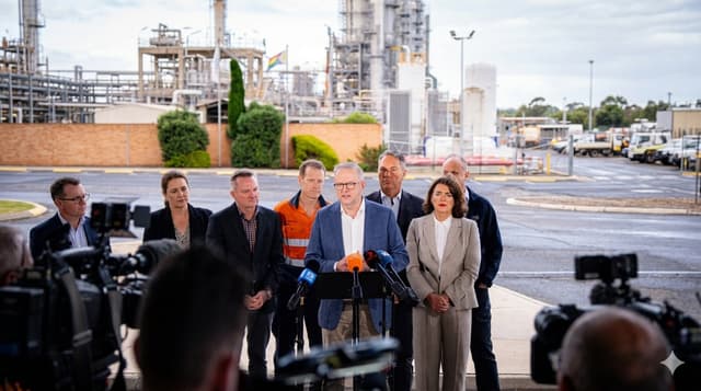 Albanese reassures nation after Viva Energy refinery fire