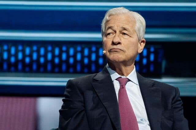 Dimon Sees Parallels to Pre-Crisis Era, Rivals Doing 'Dumb Things'