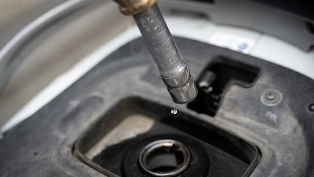 Oil and Gas Prices Keep Surging, as Metals Fall