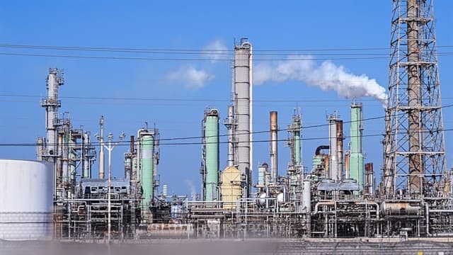 Oil Steadies as Trump Extends Energy-Attack Pause