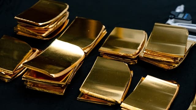 Gold Fluctuates as Market Weighs Federal Reserve Rate Path