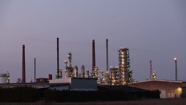 Oil Gains as Iran's Uranium Stance Clouds Hormuz Outlook